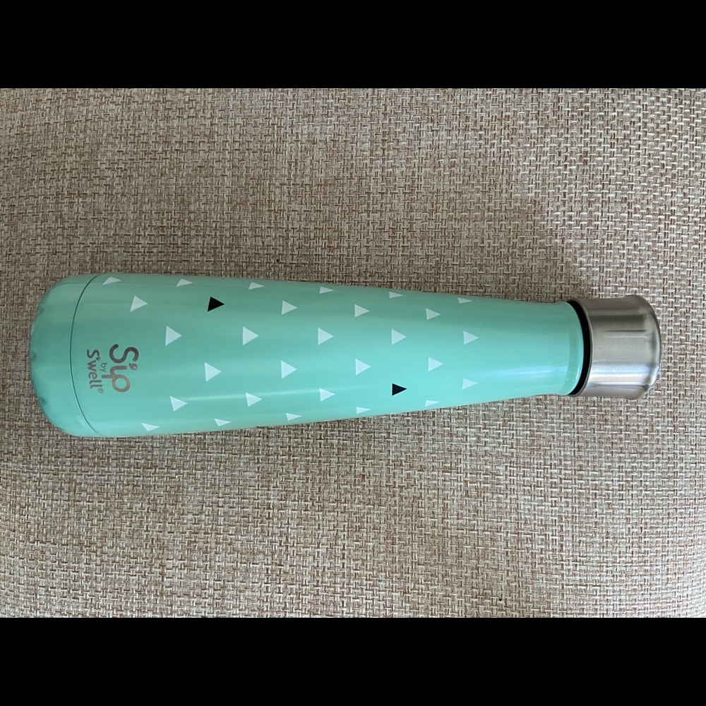 Swell Sip 15oz mint and white bottle